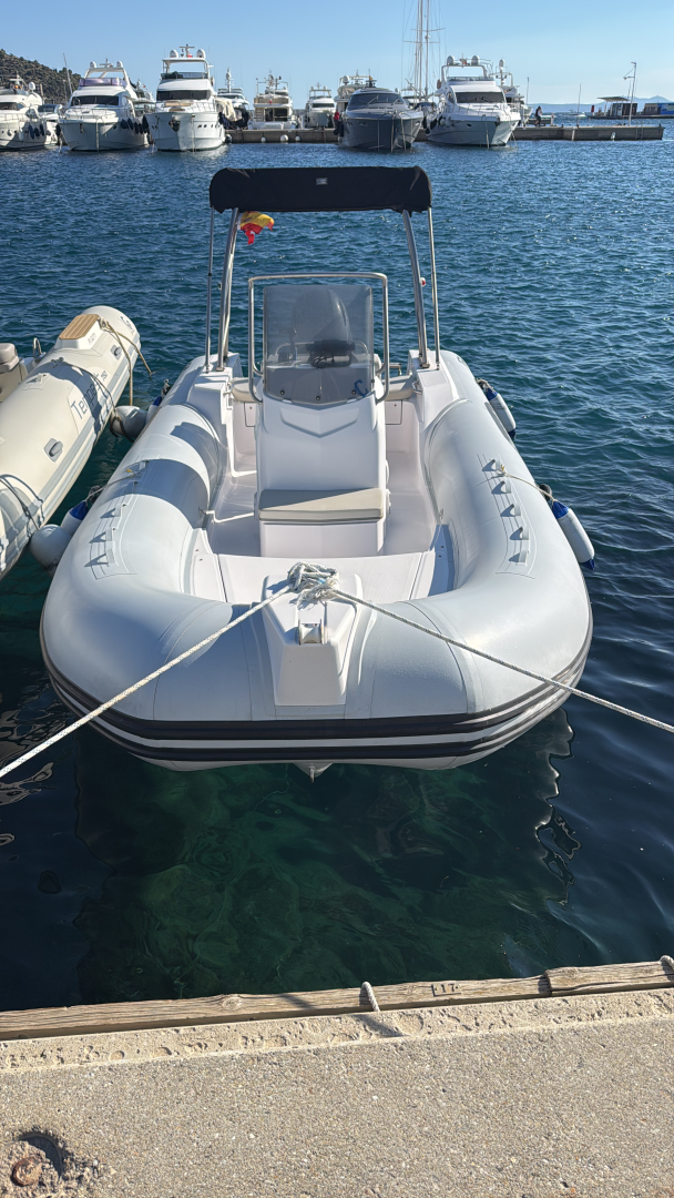 Noleggiare una Capelli F130LA a Roses