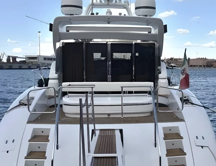 Yacht di lusso a noleggio a Castellammare di Stabia al miglior prezzo