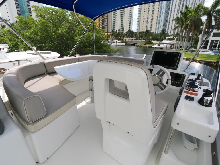 Noleggio Yacht di lusso Azimut con patente nautica