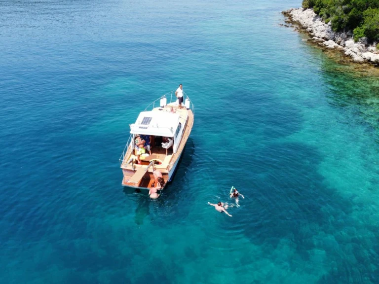 Chris Craft Commander 31 da affittare a  Lefkímmi