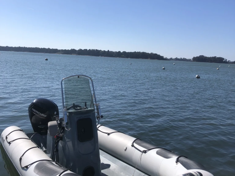 Noleggio barche Bombard Explorer 550 a Larmor-Baden su Samboat