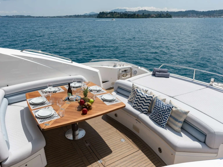 Noleggio Yacht di lusso Sunseeker con patente nautica