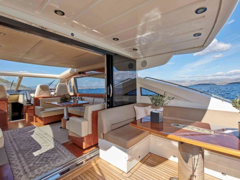 Noleggio Yacht di lusso Princess, UK con patente nautica