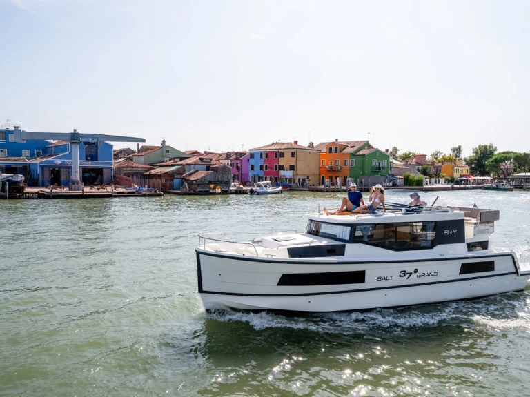 Yacht di lusso a noleggio a Casale sul Sile al miglior prezzo