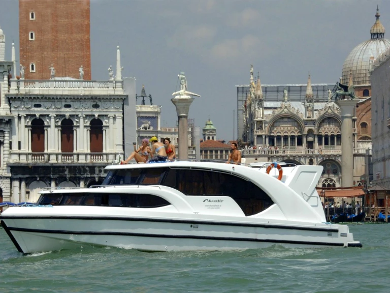 Noleggio Yacht di lusso con o senza skipper Houseboat Holidays Italia S.R.L. a Casale sul Sile