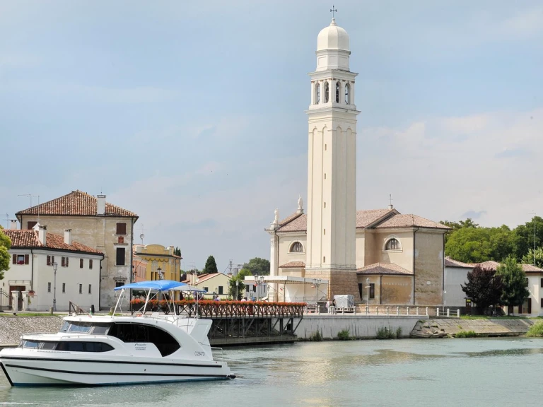 Noleggio Yacht di lusso con o senza skipper Houseboat Holidays Italia S.R.L. a Casale sul Sile