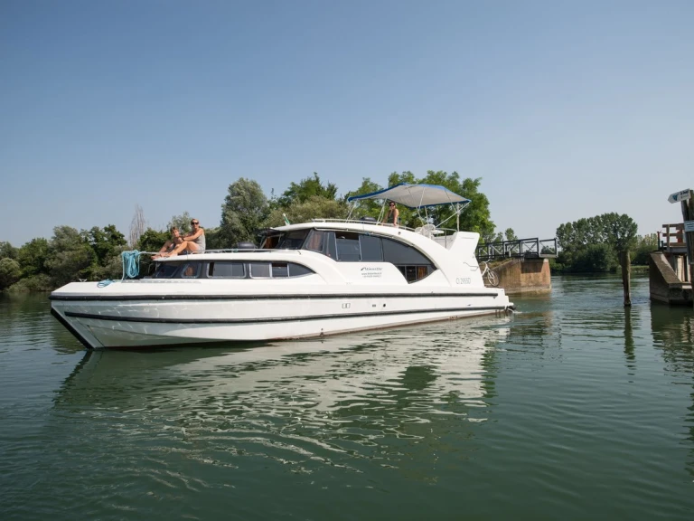 Noleggio Yacht di lusso con o senza skipper Houseboat Holidays Italia S.R.L. a Casale sul Sile