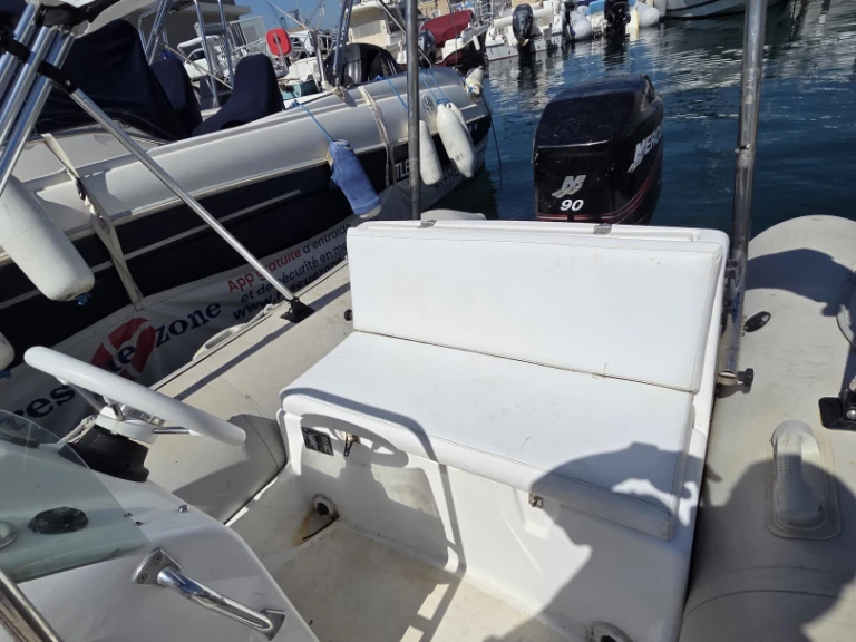 Noleggiare una Zodiac International a Toulon