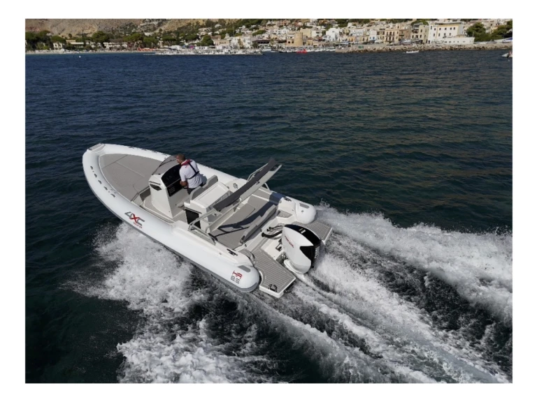 Noleggiare una 4XC HA 8.5 a San Fiorenzo