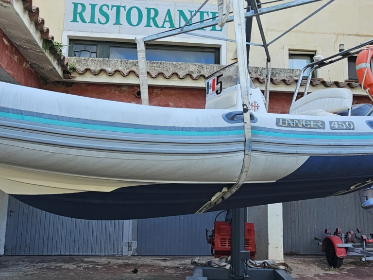 Noleggiare una Capelli Lancer 480 a La Maddalena