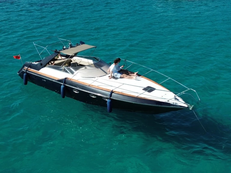 Noleggio Barca a motore Sunseeker con patente nautica