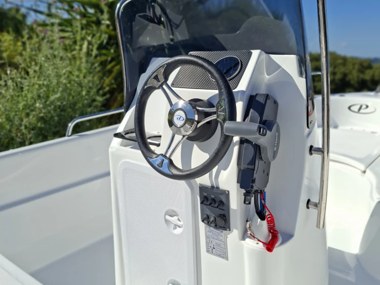 Barca a motore a noleggio a Kerí al miglior prezzo