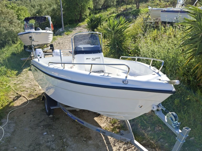 Barca a motore a noleggio a Kerí al miglior prezzo