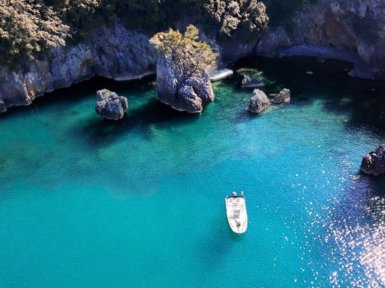 Noleggio Barca a motore a La Spezia – Boston Whaler Boston Whaler 220 Dauntless