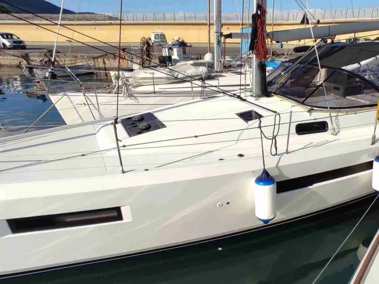 Noleggio Barca a vela Jeanneau con patente nautica