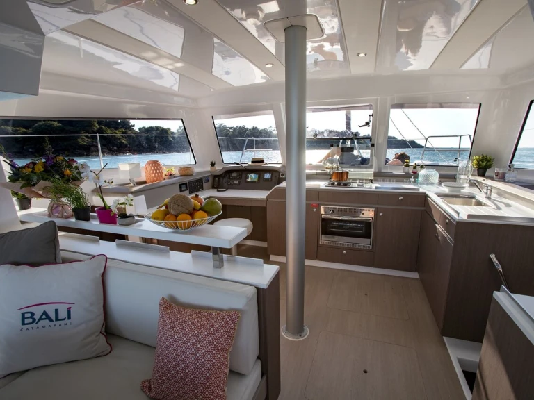 Noleggio Catamarano a Portisco – Bali Bali Catspace Voile