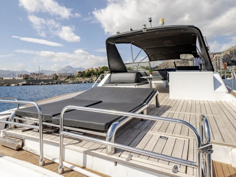 Noleggiare una Leopard Catamarans / Robertson & Caine Leopard 23 - 3 + 1 cab. a Milazzo