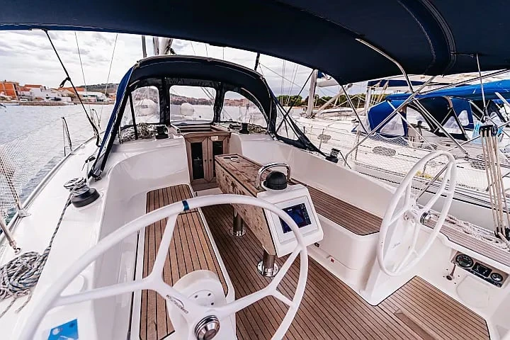 Noleggio a Betina – Bavaria Cruiser 37 su SamBoat