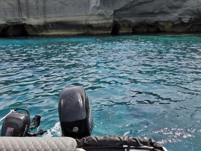 Noleggio Barca a motore a Mílos – Isatek Cobra 495