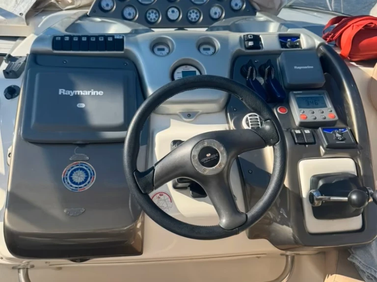 Noleggiare una Cranchi Zaffiro 32 a Gaeta