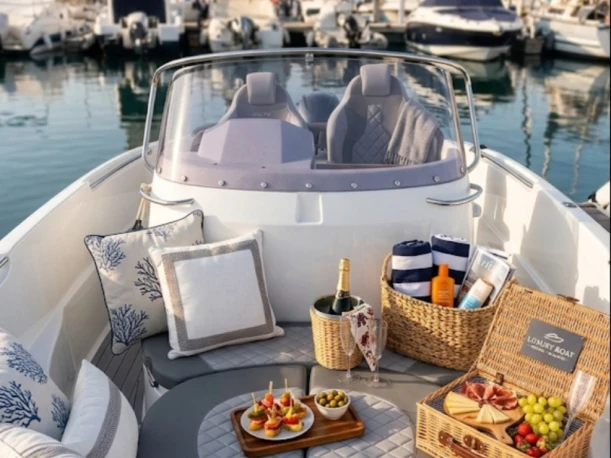 Noleggio Barca a motore AQUA con patente nautica