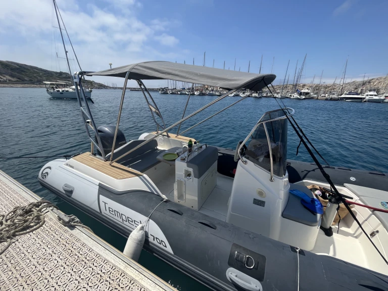 Noleggio a Marsiglia – Capelli Tempest 700 su SamBoat