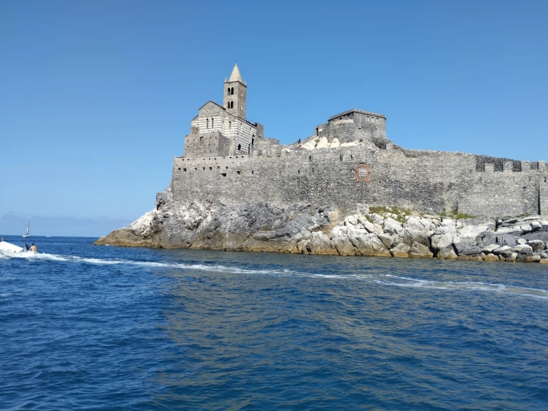 Noleggiare una Saver 750WA a Fezzano