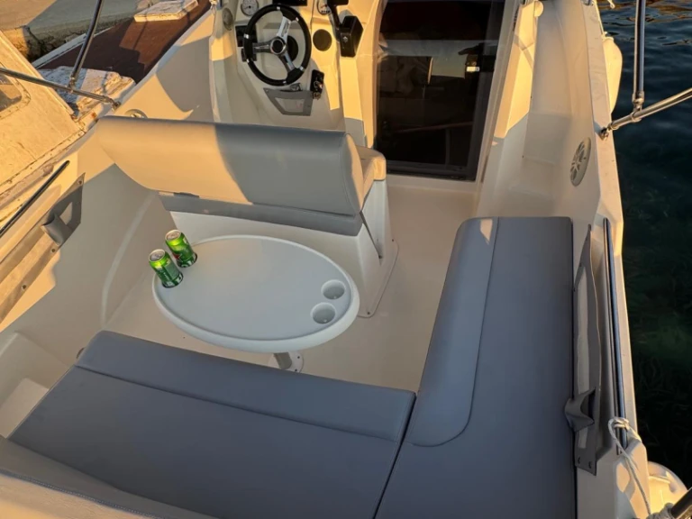 Barca a motore a noleggio a Muline al miglior prezzo