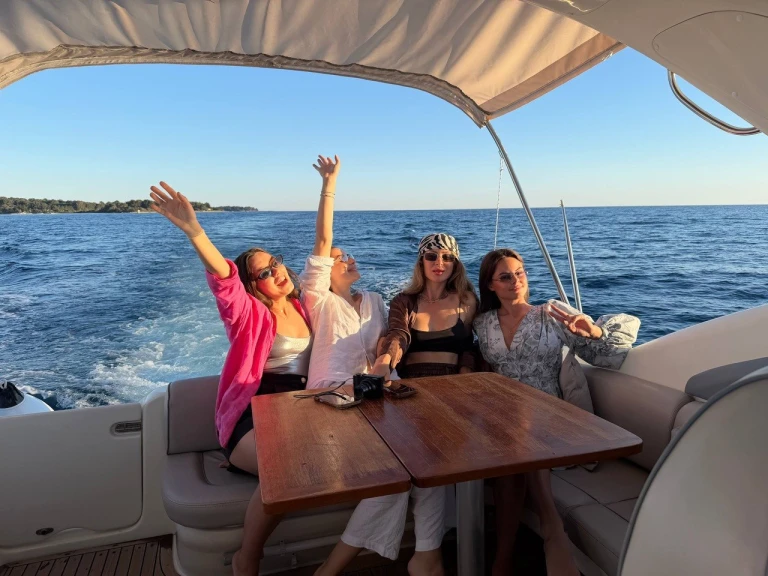 Noleggiare una Cranchi Zaffiro 34 a Cannes