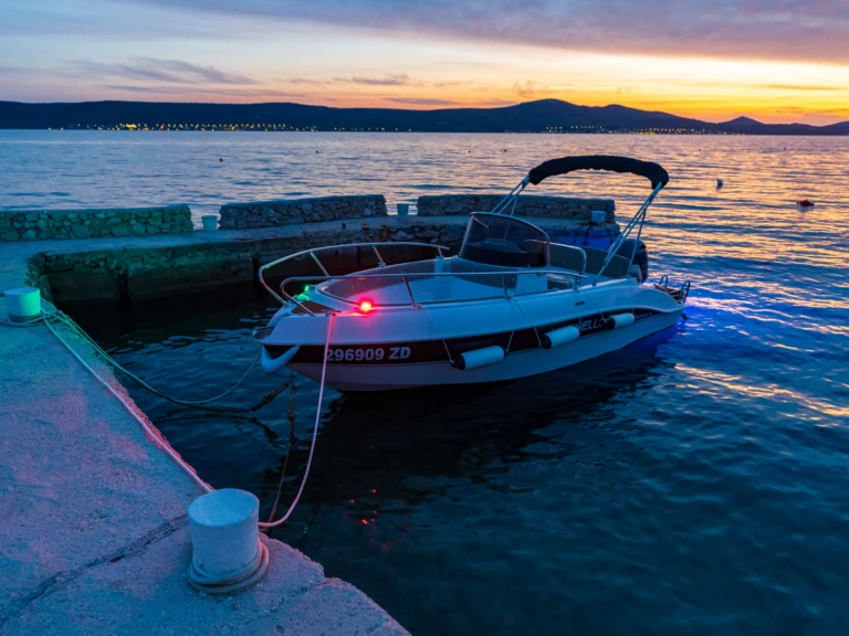 Barca a motore a noleggio a Sveti Filip i Jakov al miglior prezzo