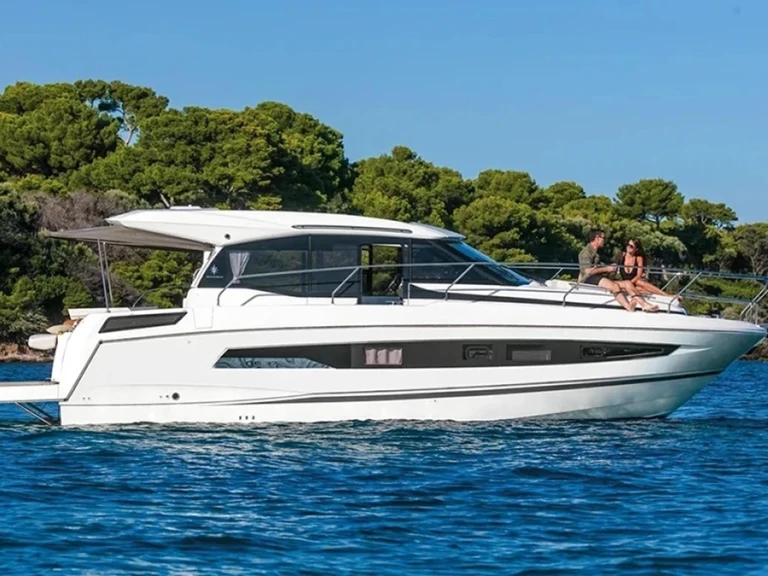 Noleggio Barca a motore Jeanneau con patente nautica