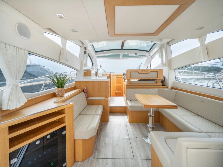 Noleggio barche Galeon Galeon 430 Skydeck a Macarsca su Samboat
