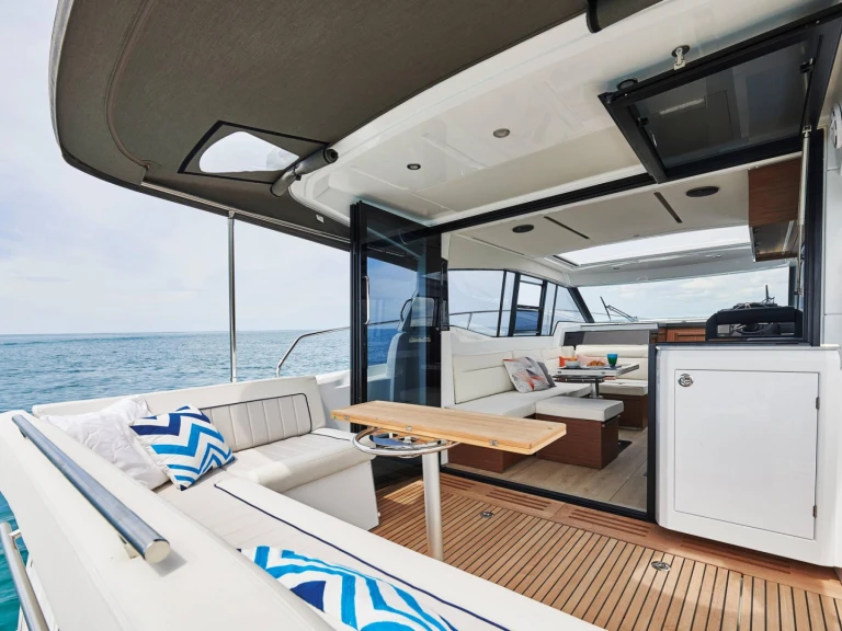 Noleggio Barca a motore Jeanneau con patente nautica