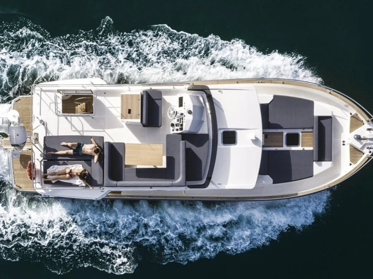 Noleggio Yacht di lusso Cranchi con patente nautica