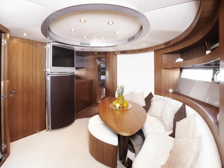 Barca a motore a noleggio a Marina Botafoch al miglior prezzo