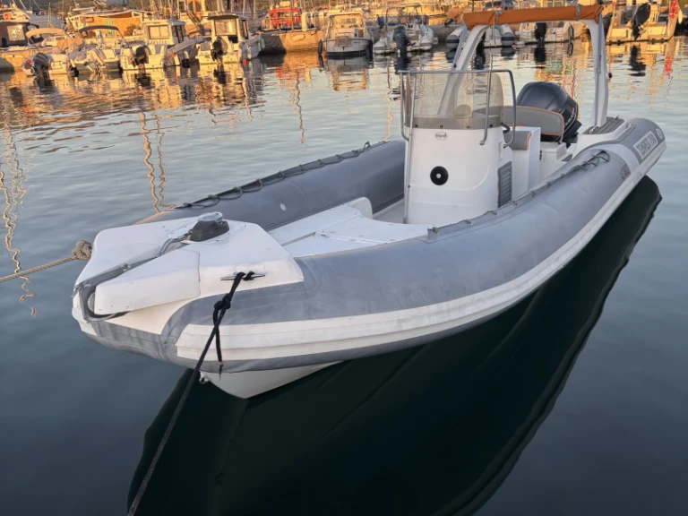 Noleggiare una Capelli Tempest 750 a Bonifacio