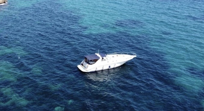 Barca a motore a noleggio a Las Tres Cales al miglior prezzo