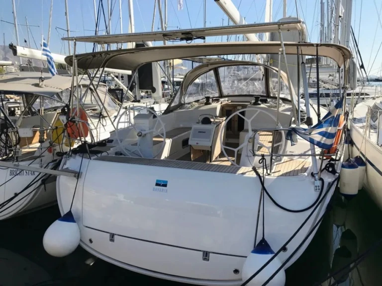 Barca a vela a noleggio a Álimos al miglior prezzo