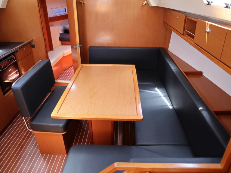 Barca a vela a noleggio a Néa Péramos al miglior prezzo