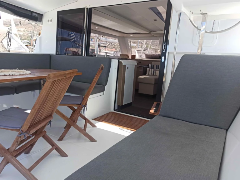 Noleggiare una Fountaine Pajot Isla 40 (5 cab.) a Paros (Isola)
