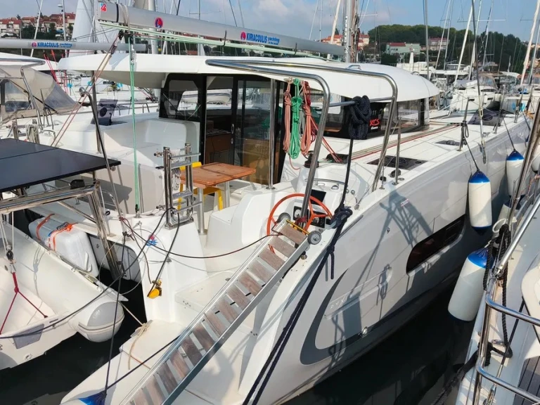 Noleggiare una Excess Excess 11 (6 cab.) a Pola