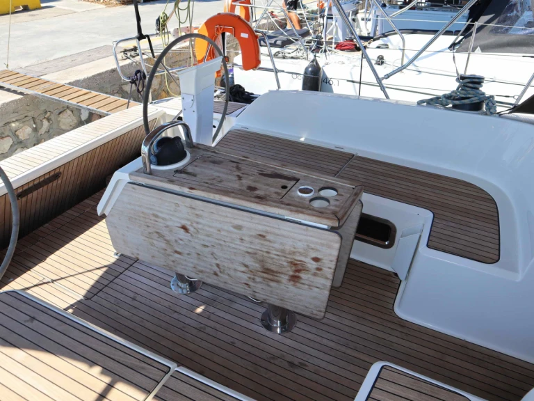 Barca a vela a noleggio a Gouviá al miglior prezzo