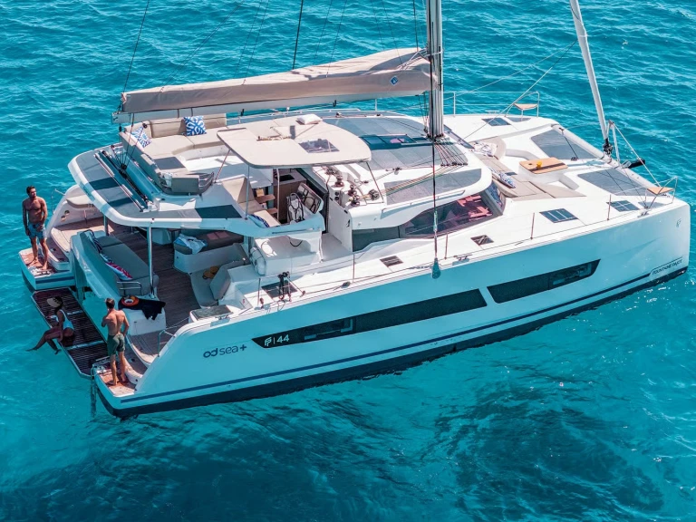 Catamarano a noleggio a Néa Péramos al miglior prezzo