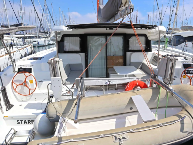 Catamarano a noleggio a Néa Péramos al miglior prezzo