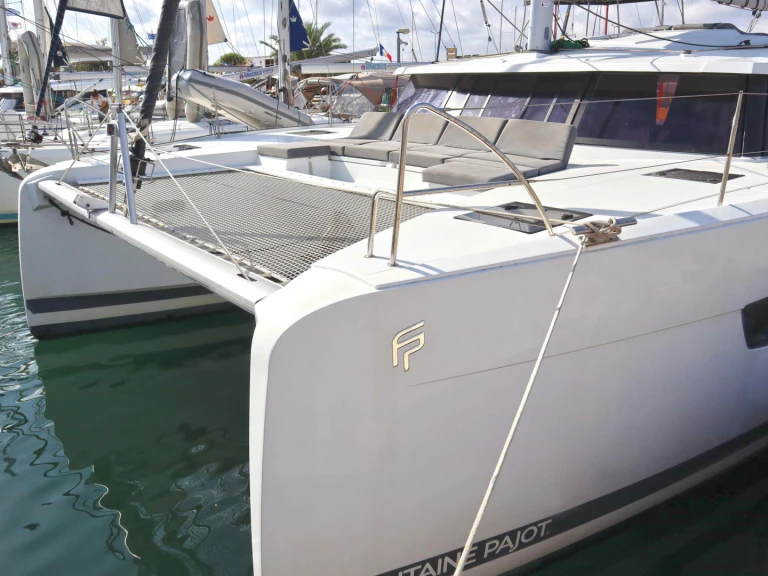Catamarano a noleggio a Néa Péramos al miglior prezzo