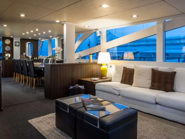 Noleggio Yacht di lusso Custom con patente nautica