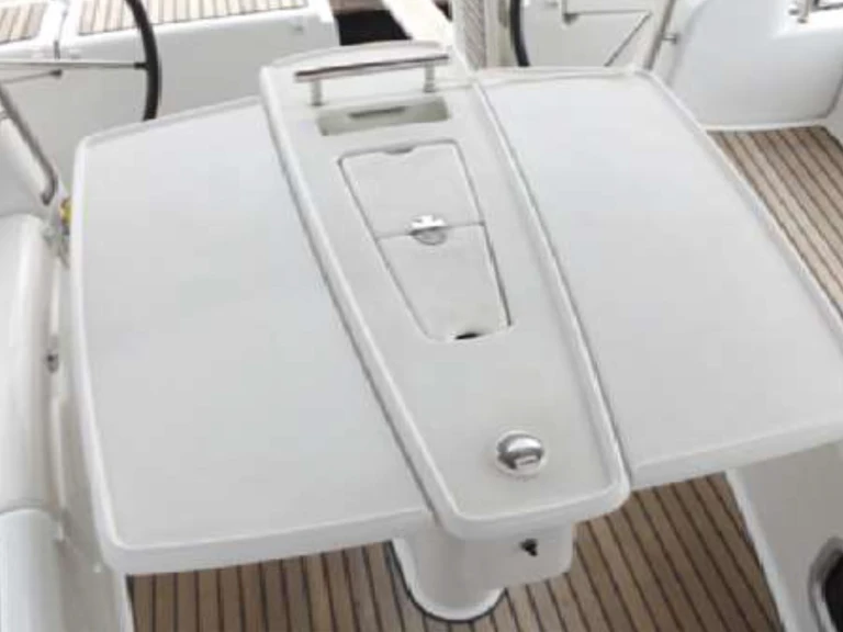 Noleggiare una Bénéteau Oceanis 50 (6 cab.) a Kalkara