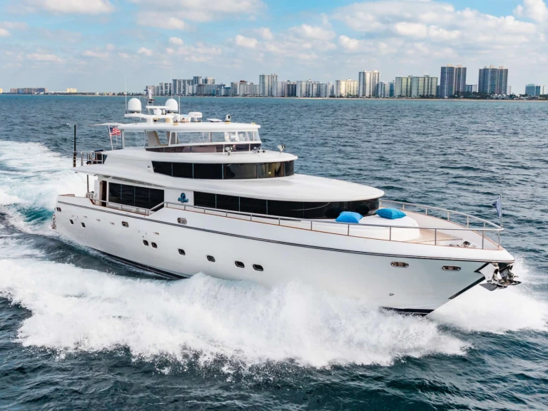 Noleggio Yacht di lusso Johnson con patente nautica