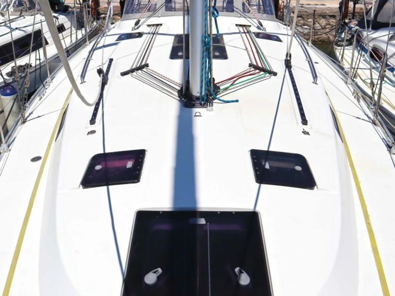 Barca a vela a noleggio a Néa Péramos al miglior prezzo