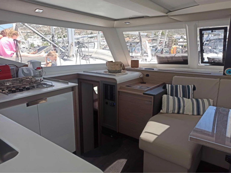Noleggio barche Fountaine Pajot Isla 40 (5 cab.) a Paros (Isola) su Samboat